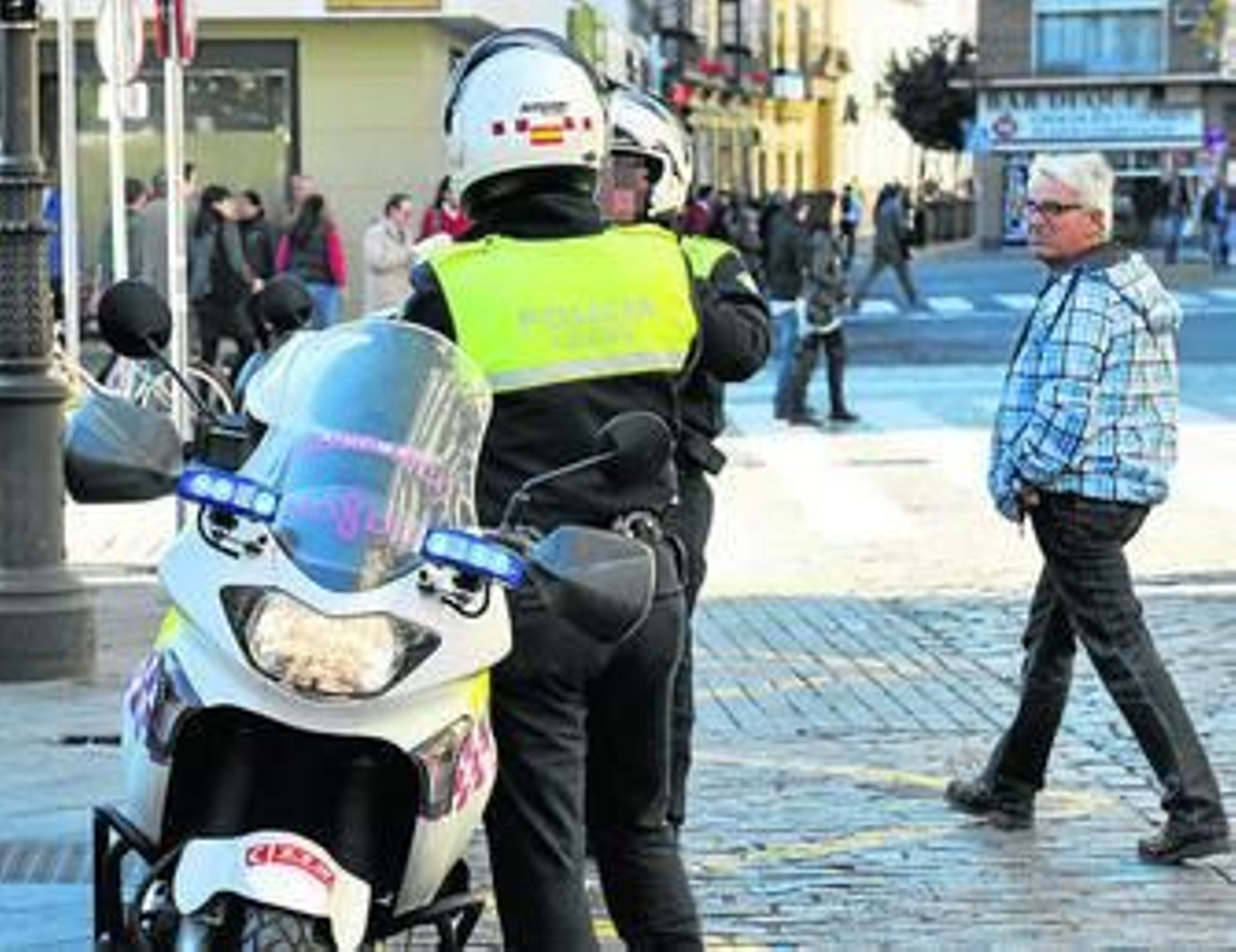 Dos policías locales, la pasada Navidad en la Campana.