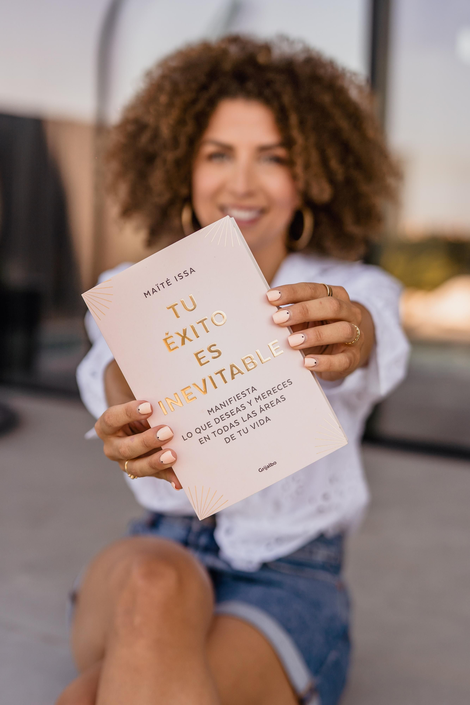 Maïté Issa, con su libro.