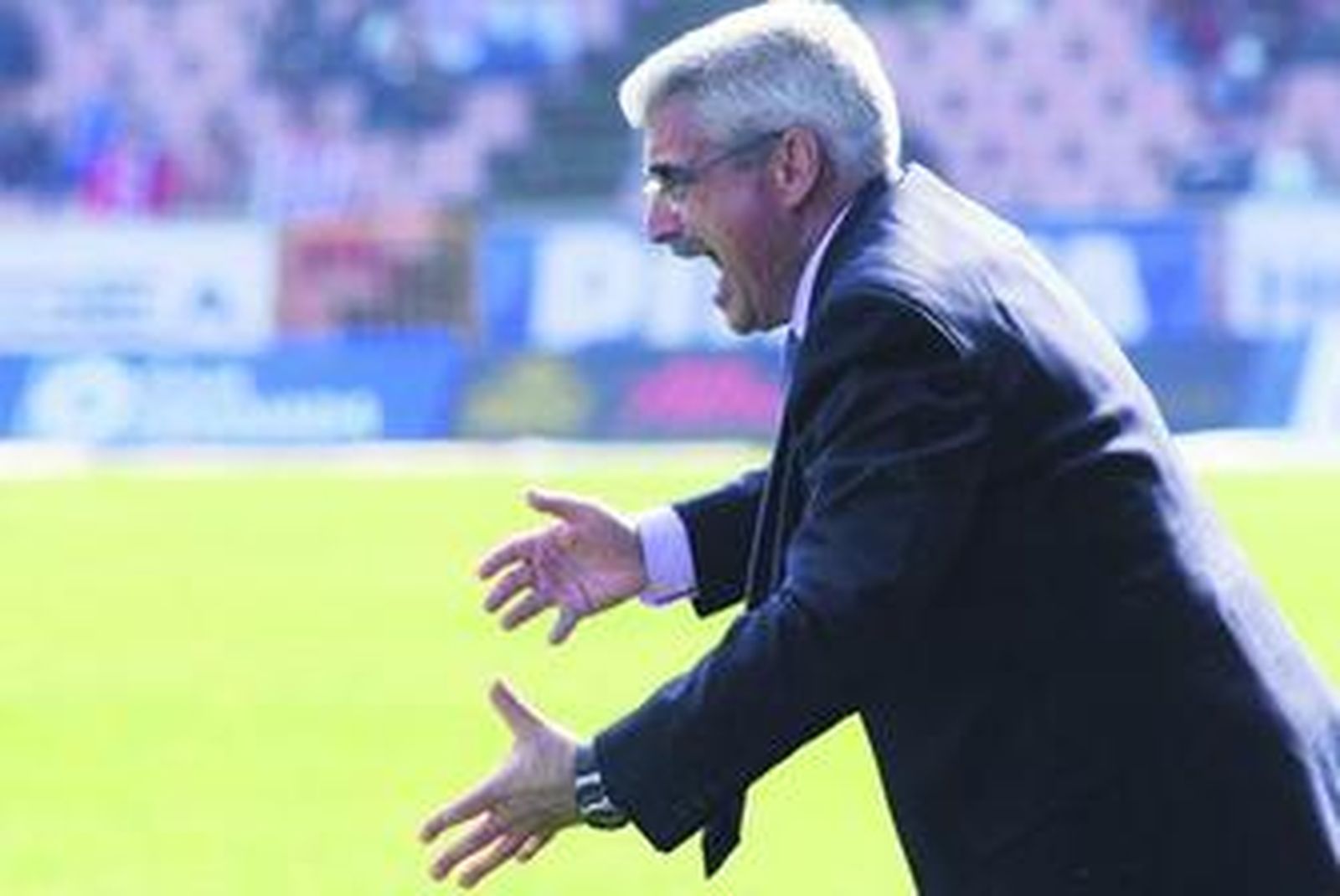 El técnico del Granada, Fabri González, se dirige con vehemencia a sus jugadores en el choque de ayer.