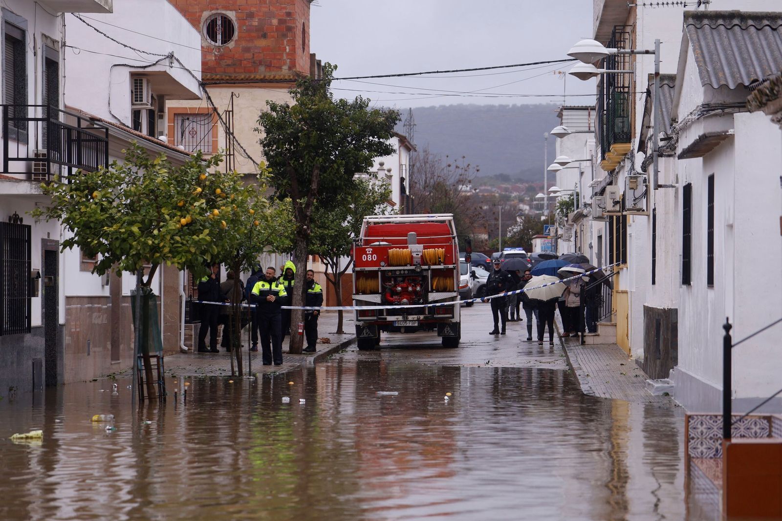 Los vecinos de Alcolea y de las parcelas de Guadalvalle siguen desalojando sus casas, en imágenes