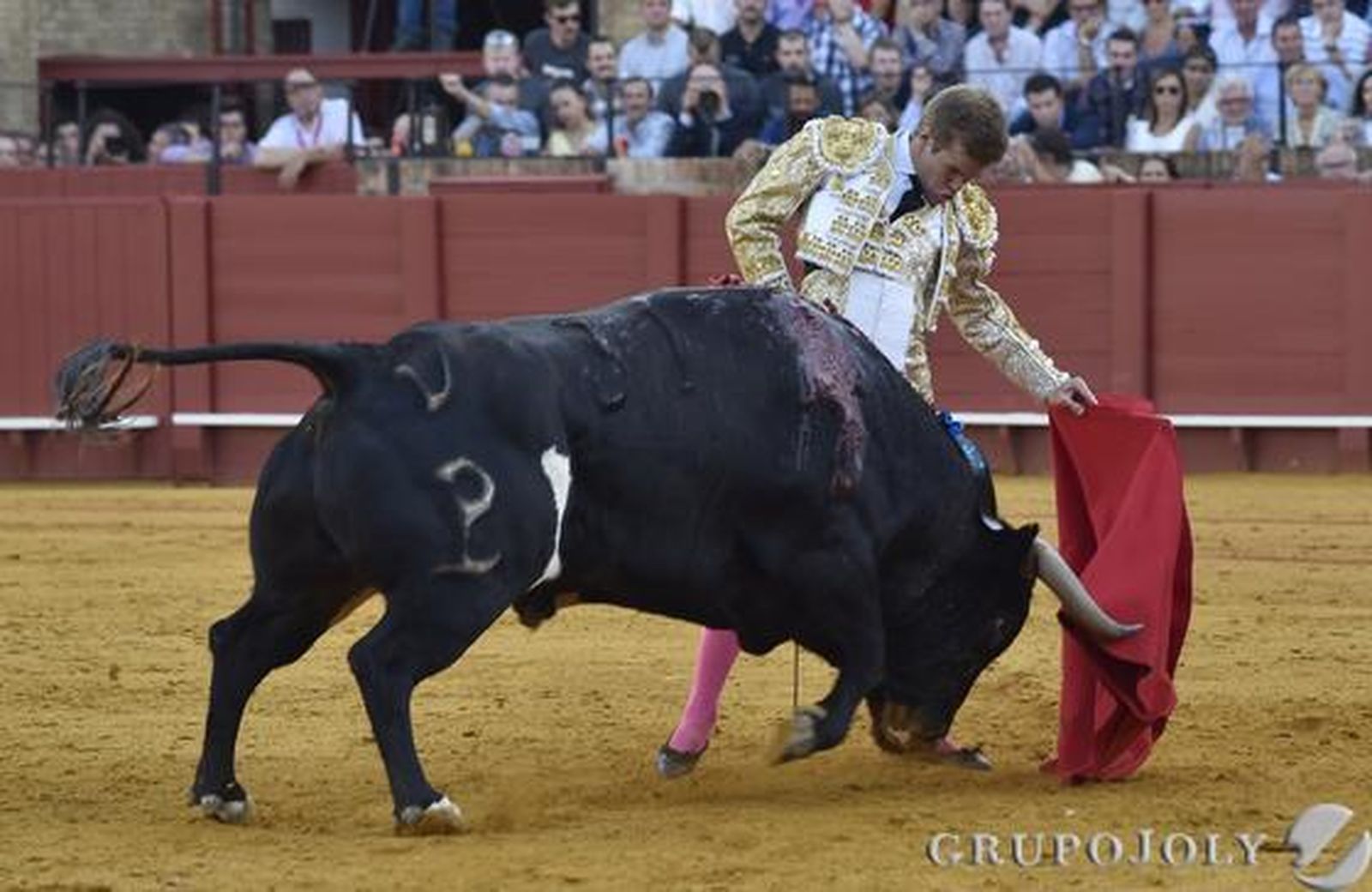 Javier Jiménez en el tercer toro./ Juan Carlos Vázquez