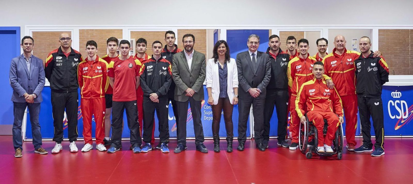 Robles (8º por la izquierda), durante la visita de María José Rienda.