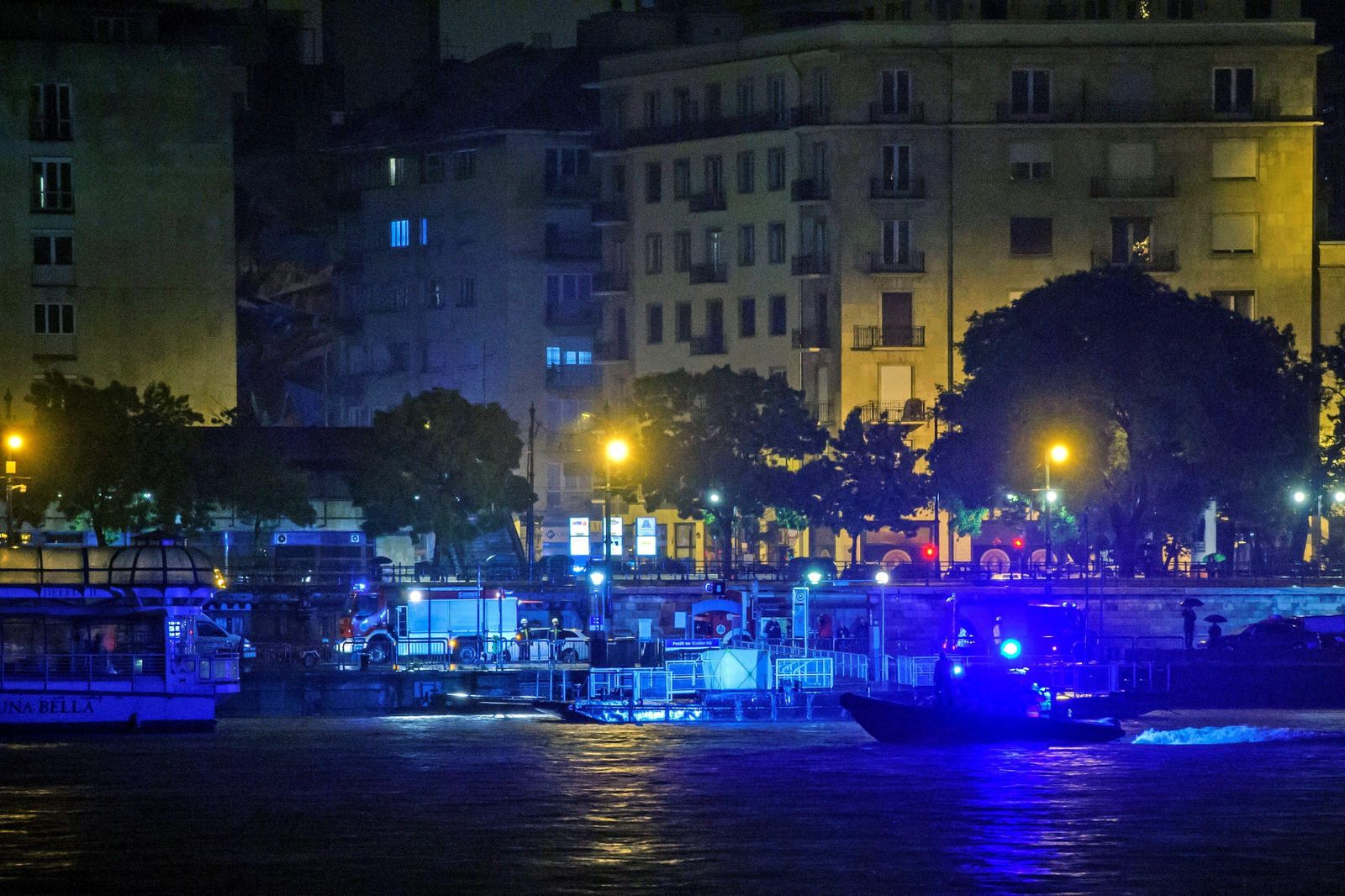 El rescate de las víctimas del naufragio de un barco turístico en el Danubio, en imágenes