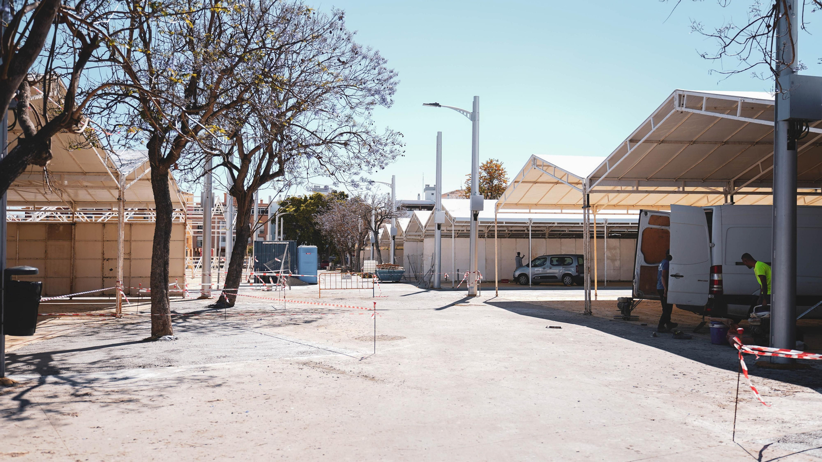El parque de feria en Algeciras comienza cogiendo forma con el montaje de las casetas, en imágenes
