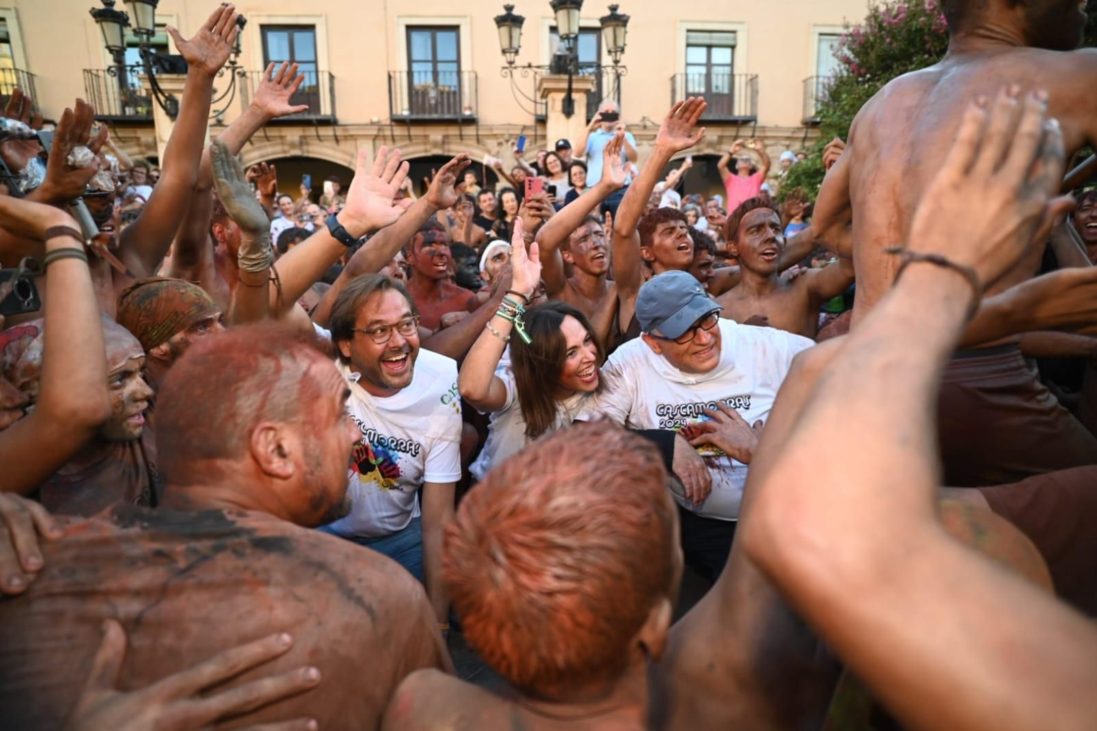 Llegada del Cascamorras 2024 a la Plaza Mayor de Guadix.