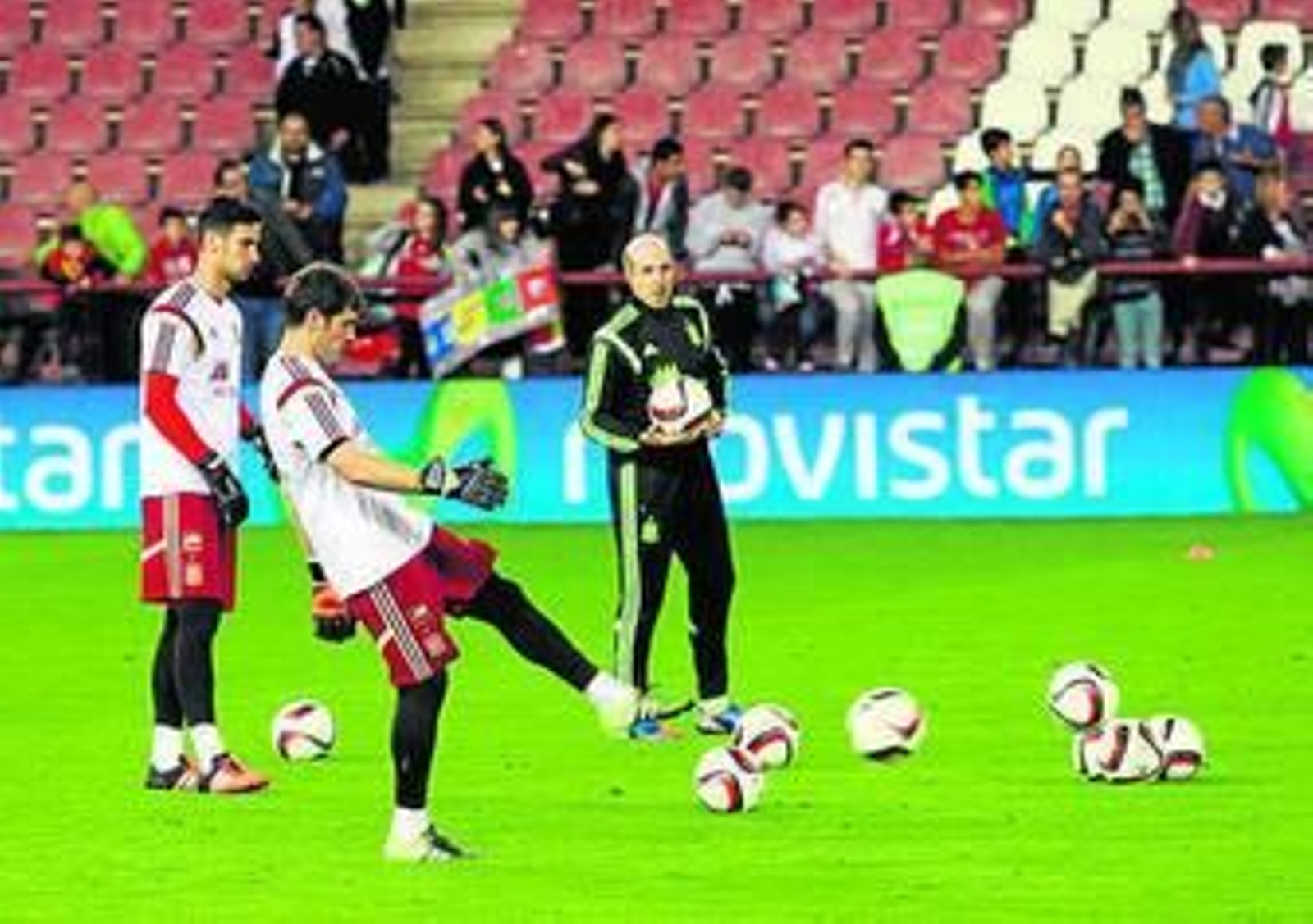 Rico, junto a Casillas en un calentamiento previo a un partido de España.