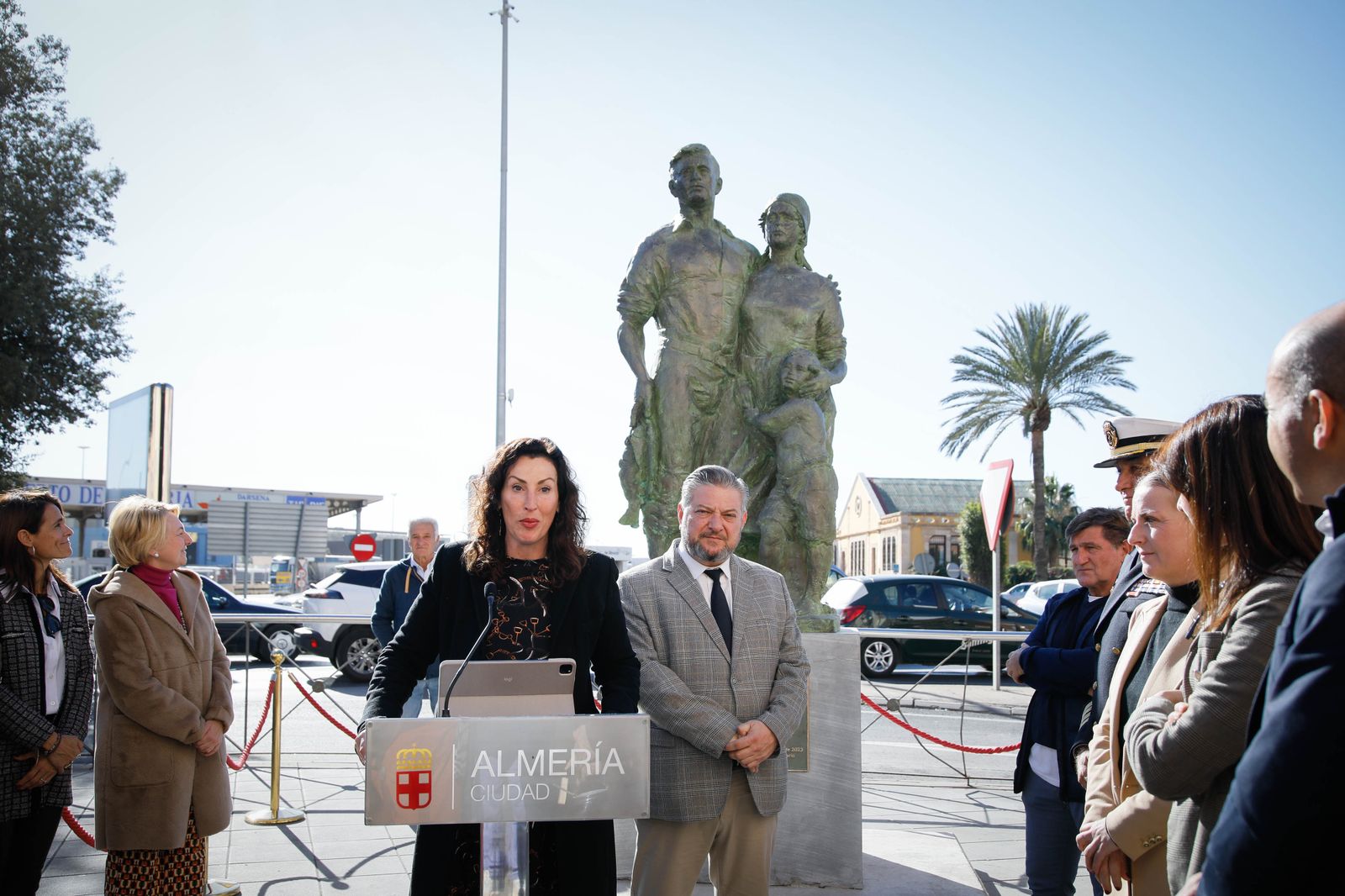 Imágenes de la inauguración sobre escultura ‘Familia Marinera’, del escultor Francisco Javier Galán, en homenaje a las familias de pescadores en Pescadería-La Chanca