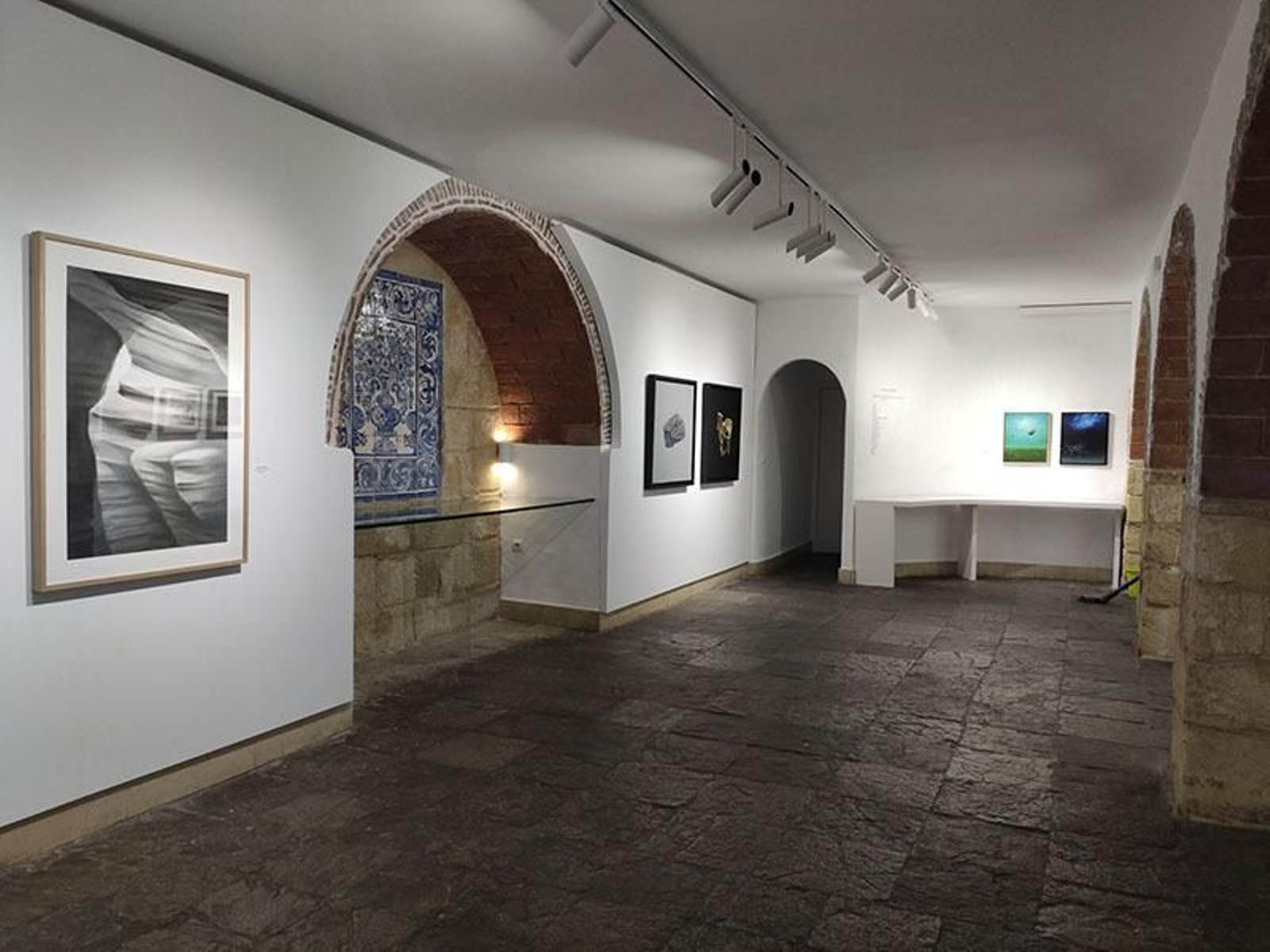 Imagen general de la galería de La Vera Cruz con la exposición de Yeyo Argüez.