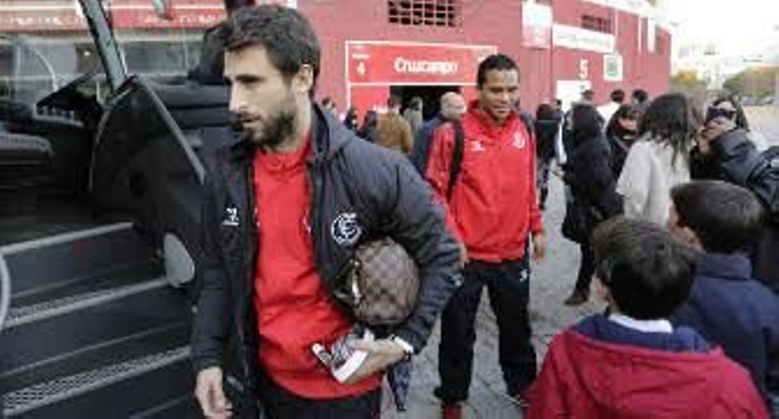 Pareja, que vuelve a la convocatoria, se sube al autobús seguido por Bacca. / Juan Carlos Muñoz