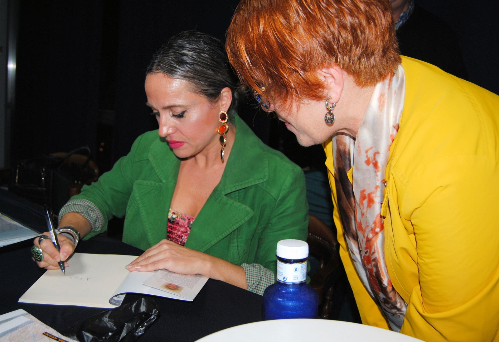 La autora del libro, Nuria Ponce, firma un ejemplar.