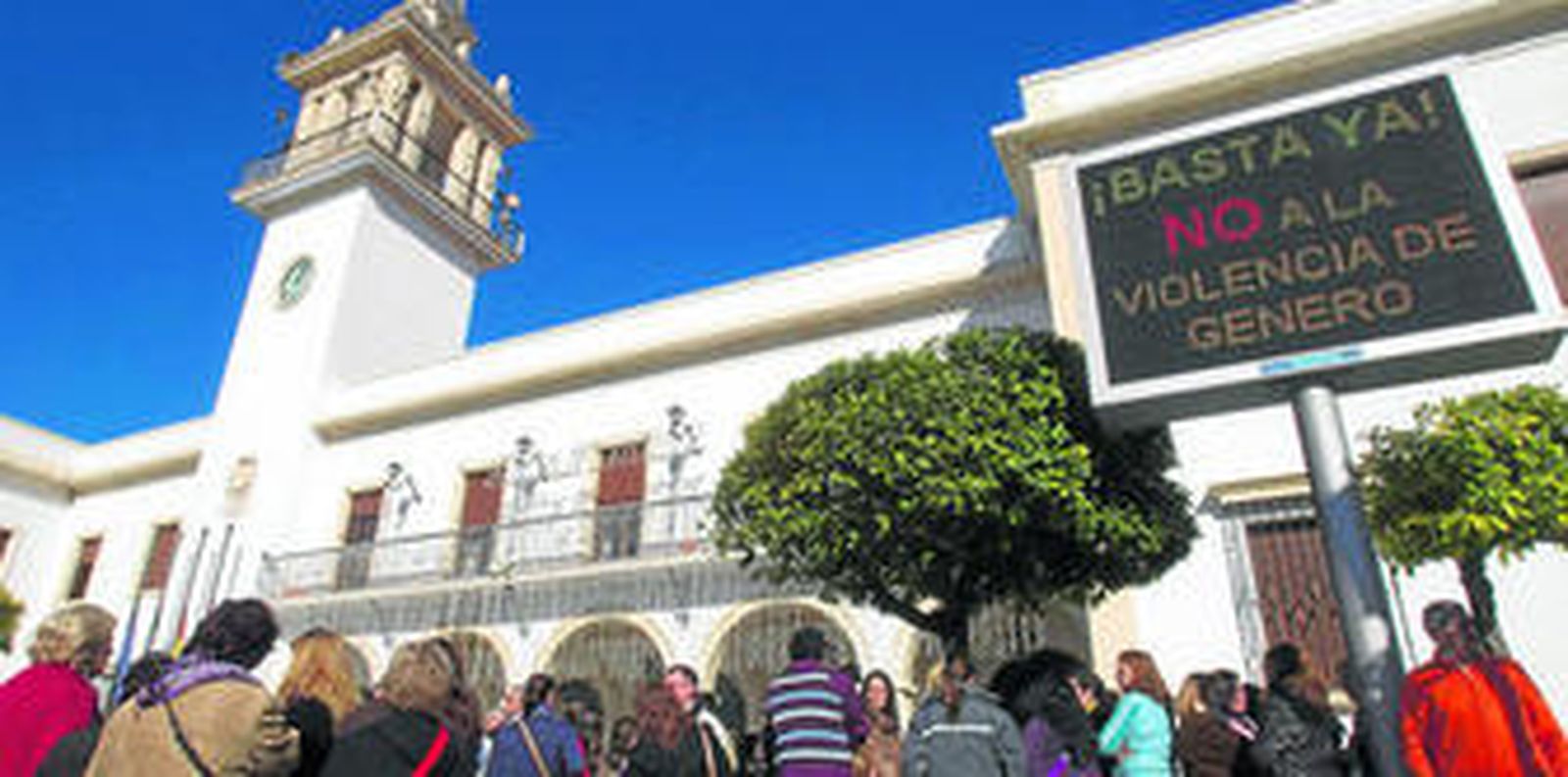 Los vecinos guardaron un minuto de silencio ayer frente al Ayuntamiento en señal de protesta por este nuevo caso de violencia de género.