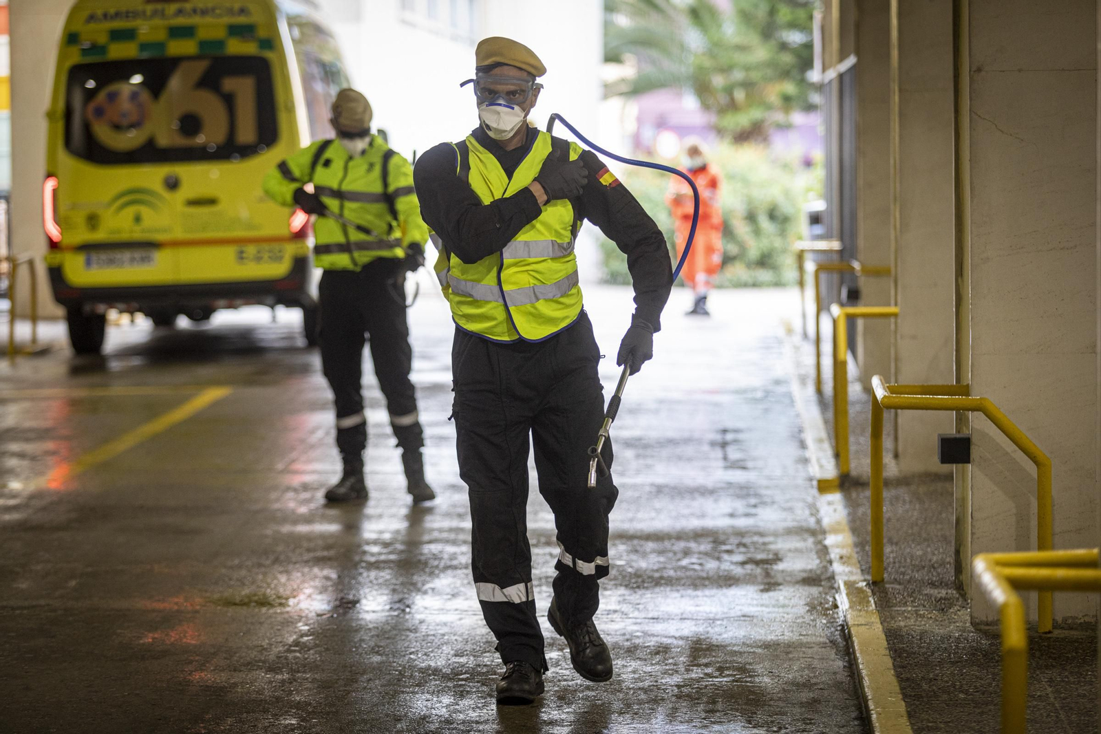 La UME desinfecta el hospital Puerta del Mar