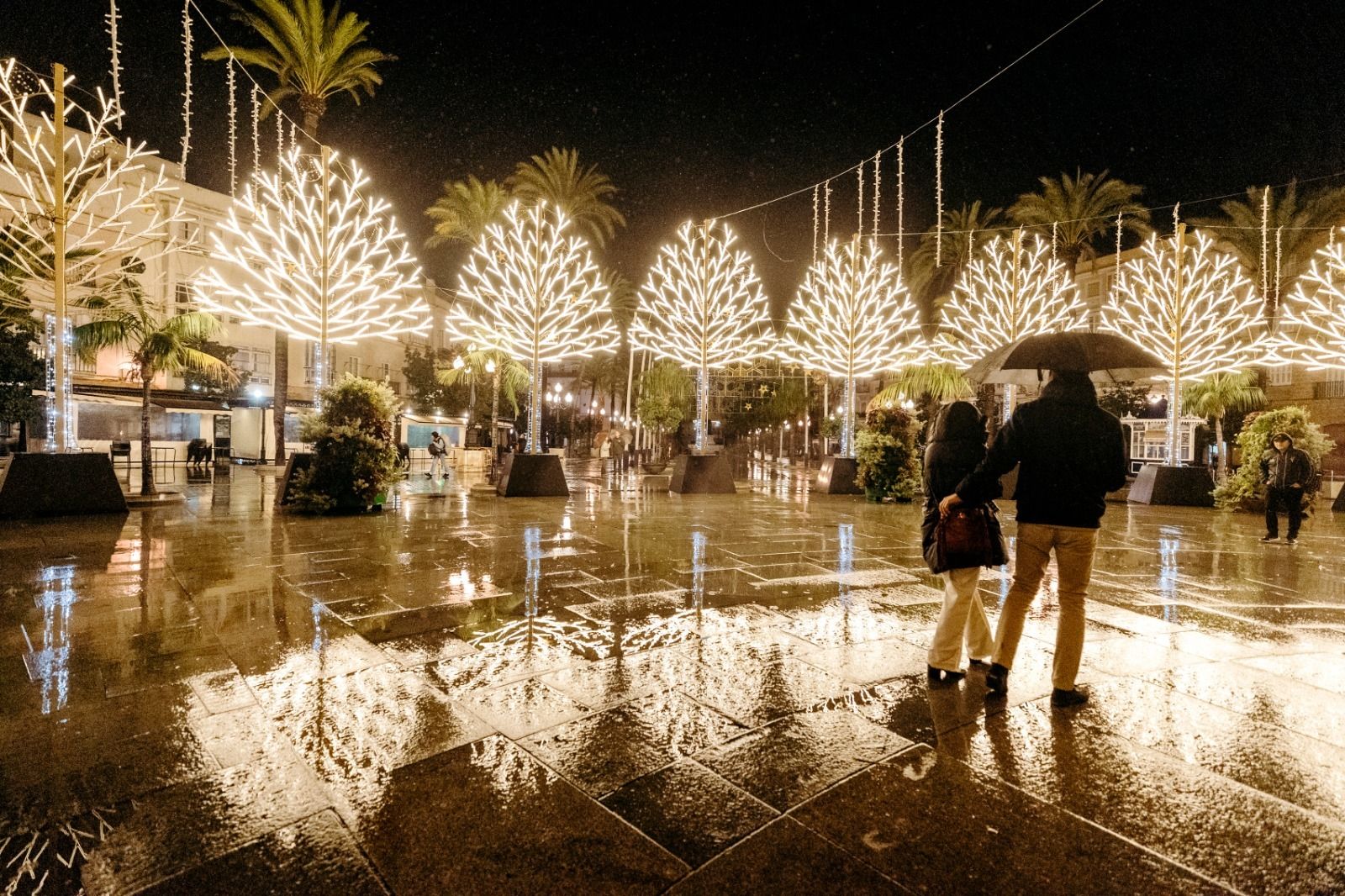 Luces de Navidad en la plaza de San Juan de Dios de Cádiz.
