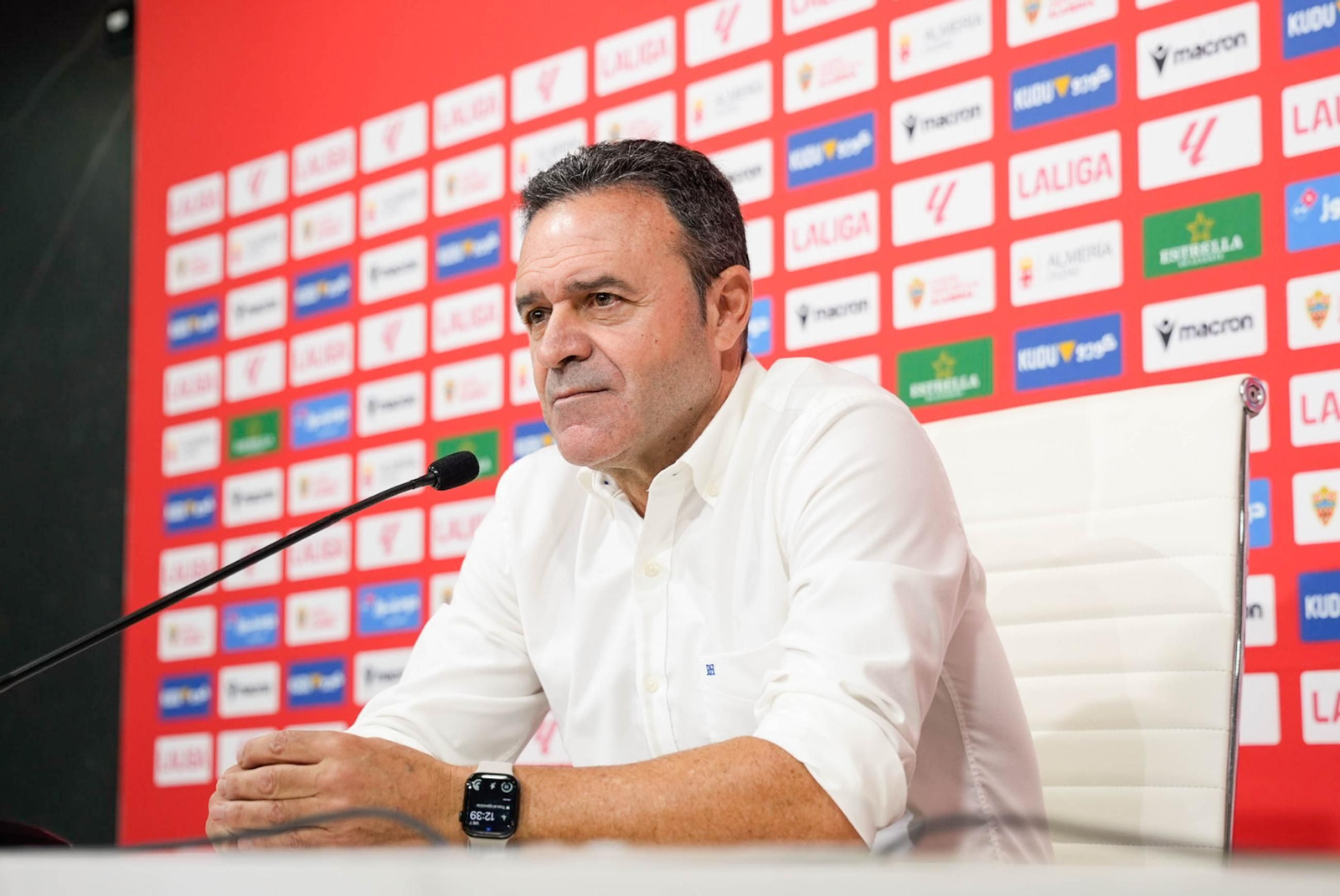 El técnico José María Salmerón durante su presentación como nuevo entrenador del Almería B.