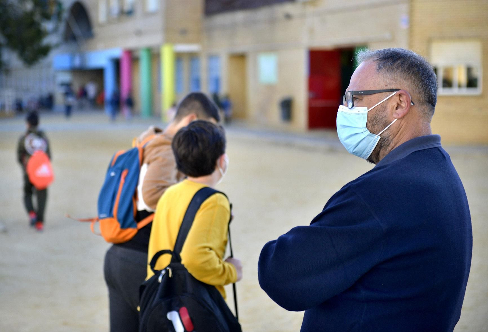 Dos alumnos entran a clase en un colegio público de Jerez