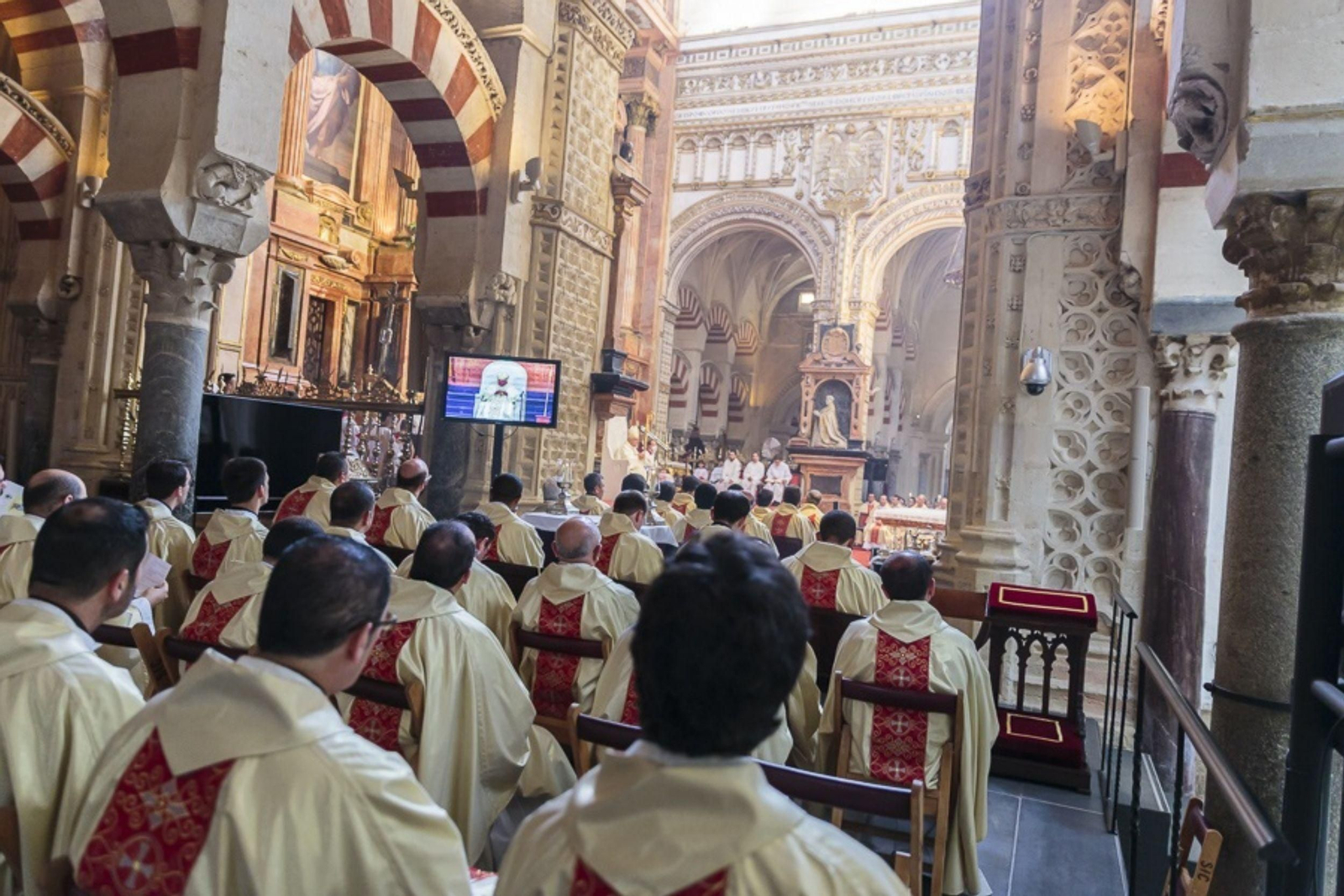 Sacerdotes de la Diócesis de Córdoba en una misa en la Catedral.