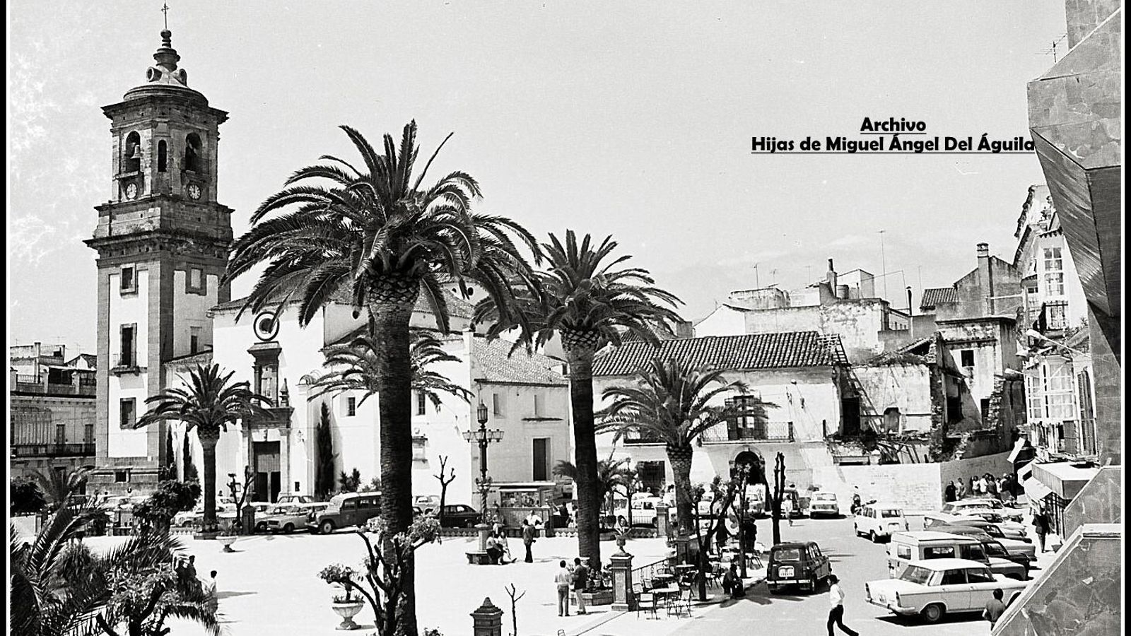 Imagen general de la plaza Alta, con la iglesia de la Palma, en mayo de 1972.