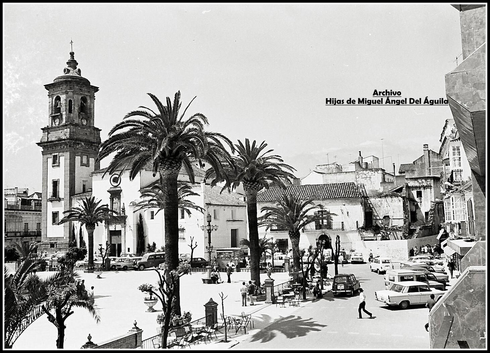 Imagen general de la plaza Alta, con la iglesia de la Palma, en mayo de 1972.
