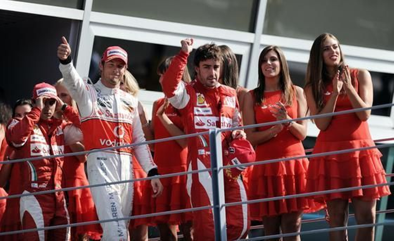 Fernando Alonso refuerza su candidatura al Mundial tras ganar en Monza. / AFP