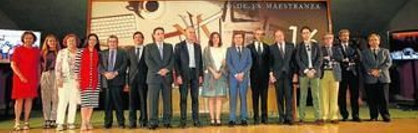 Representantes de instituciones vinculadas y de patrocinadores del Teatro de la Maestranza posan ayer en la fotografía oficial de presentación de la temporada.