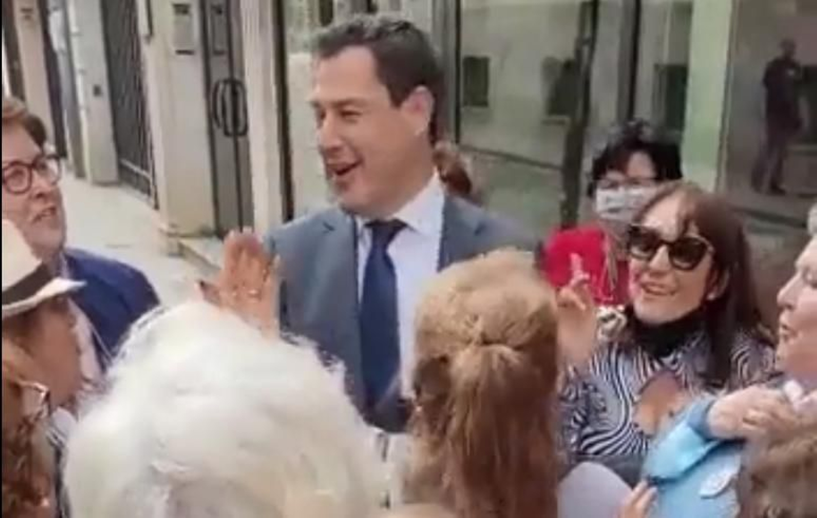 Un grupo de mujeres canta a Juanma Moreno en Córdoba.