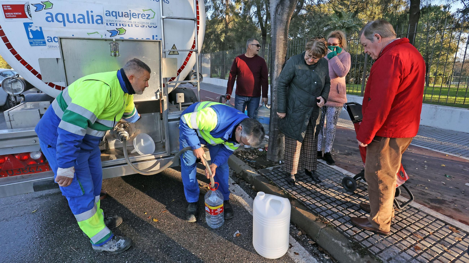 Imágenes del reparto de agua en Vallesequillo