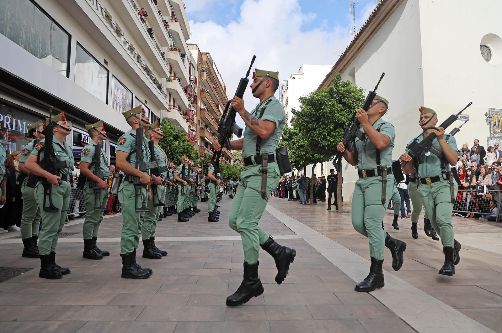 Sábado de Pasión: Imágenes de la procesión del Cristo de la Vera+Cruz portado por el Grupo de Caballería Ligero Acorazado 'Reyes Católicos' II de la Legión de Ronda