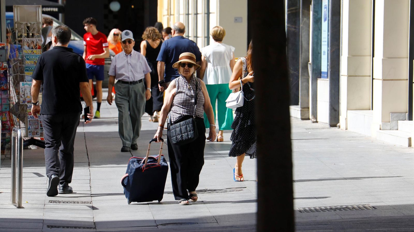 Una mujer con una maleta por el centro de Córdoba capital.