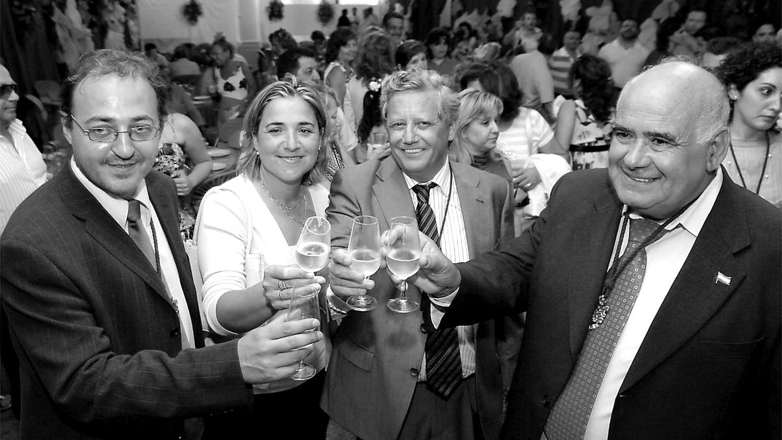 Butrón (IU), Ángeles Polanco (PSA), Ernesto Marín (PP) y Manolo Guerrero (PA), celebrando en la Feria de Chiclana el relevo en la Alcaldía.