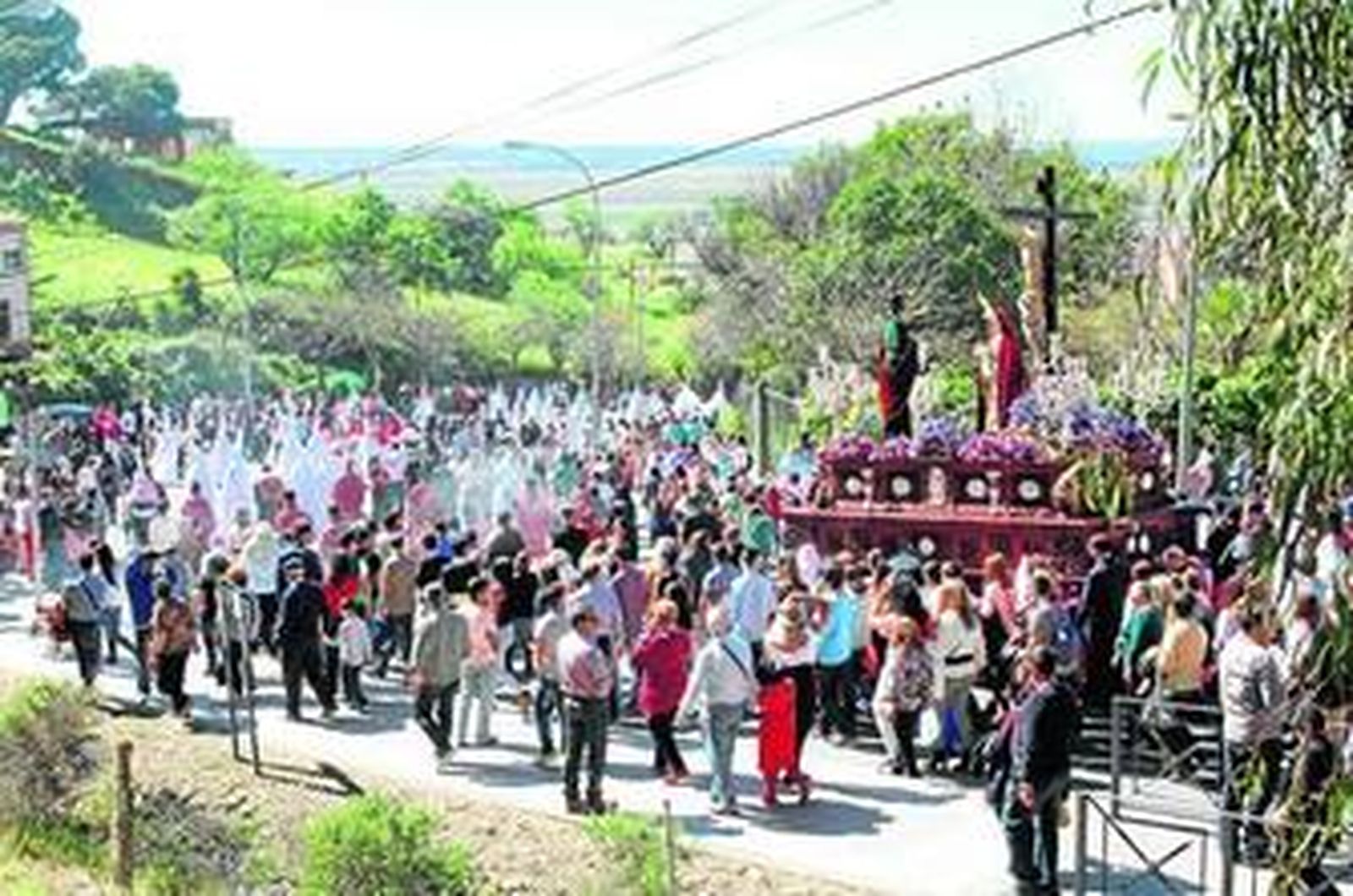 El cortejo procesional del Perdón baja por la Cuesta de la Cinta tras salir de Santa Teresa de Jesús.