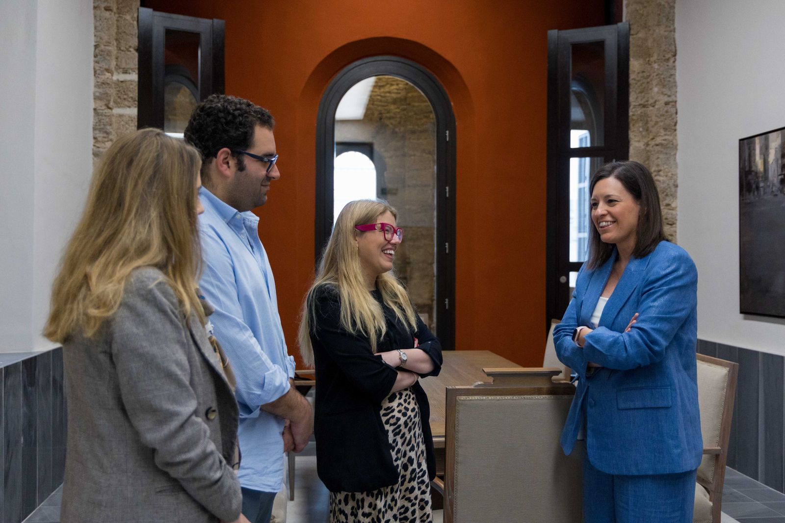 Cavada saluda a los tres nuevos tres técnicos de administración general del Ayuntamiento.