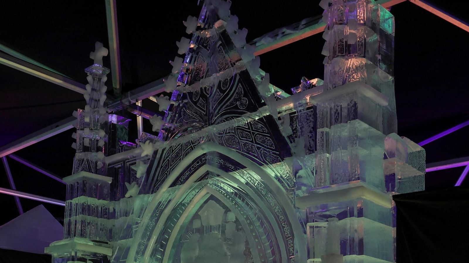 Los últimos retoques de Oliver Hatmann a la puerta de San Miguel de la Catedral.