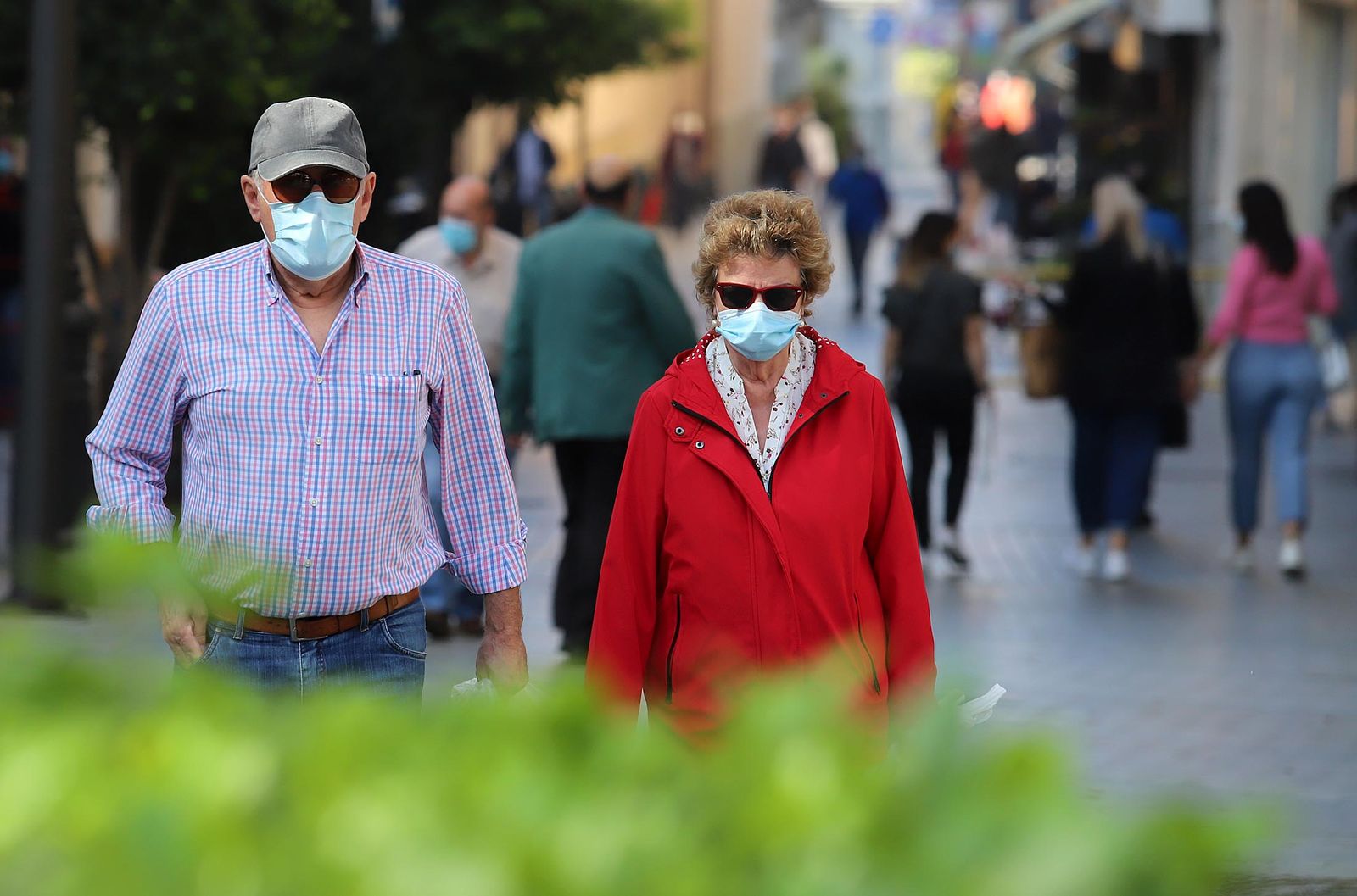 Gente usando mascarillas por la calle