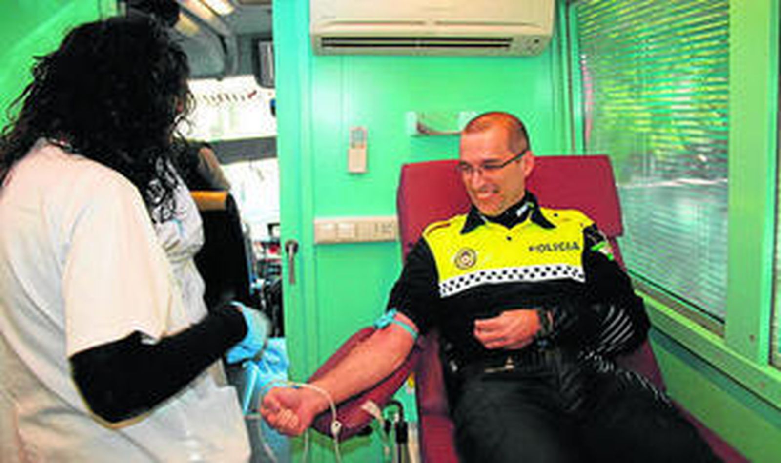 Un agente de la Policía Local, donando sangre.
