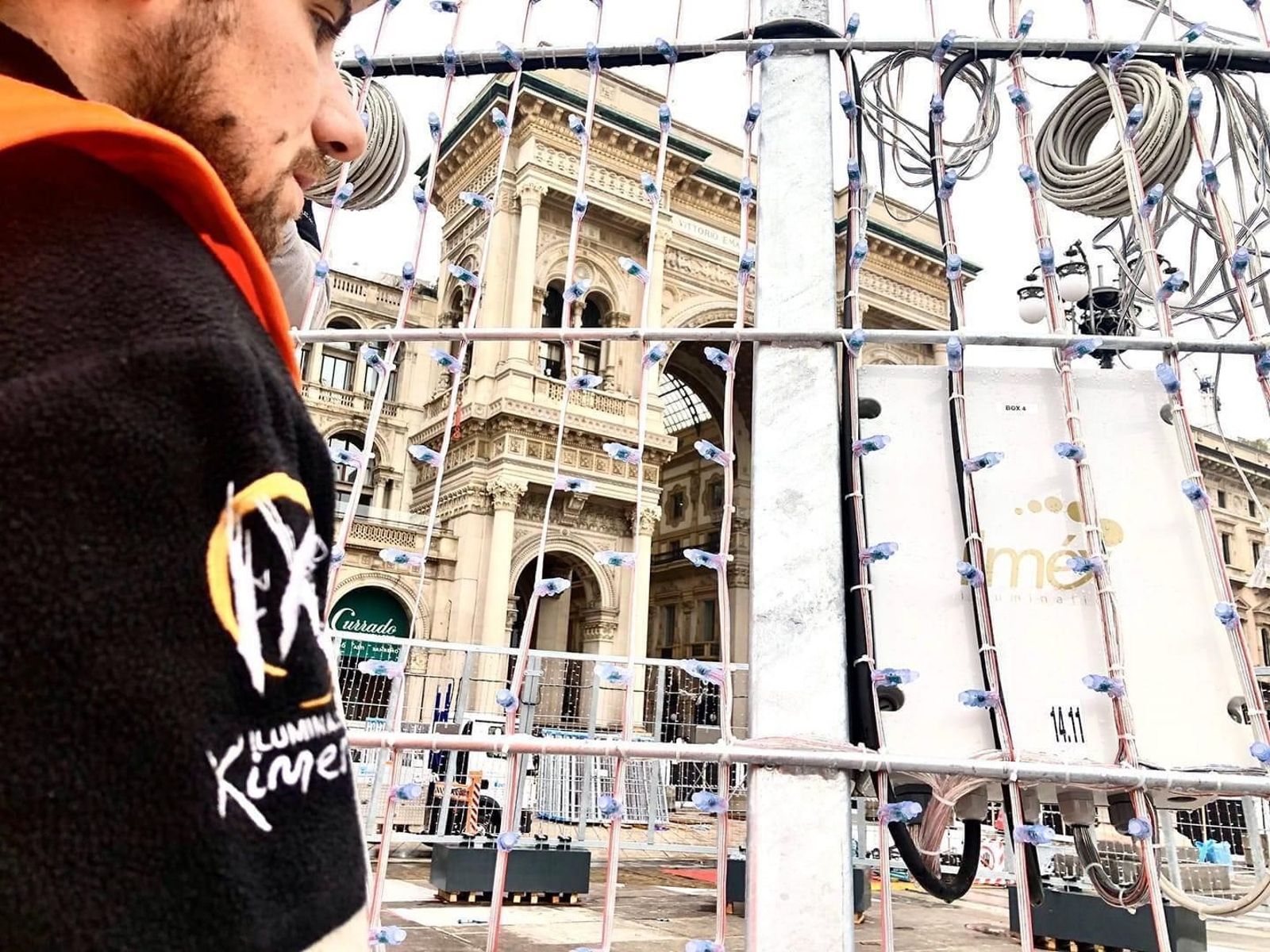 Montaje de alumbrado navideño en Milán.