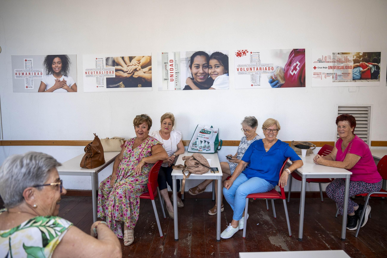 Cruz Roja realiza la entrega de mantitas solidarias a las familias de acogida