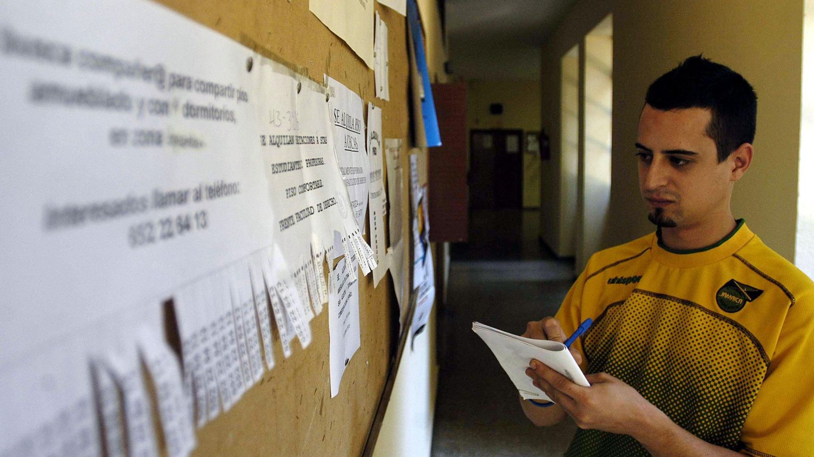 Un joven apunta los datos de los anuncios de alquileres de pisos en Granada