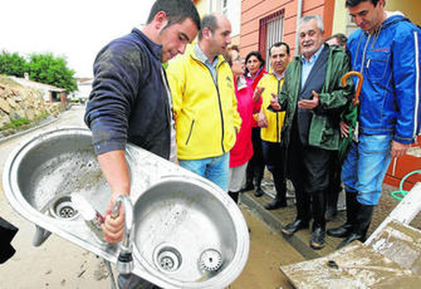 Griñán, con cargos del PSOE y de la Junta, conversa con varios vecinos de Villanueva del Rosario.