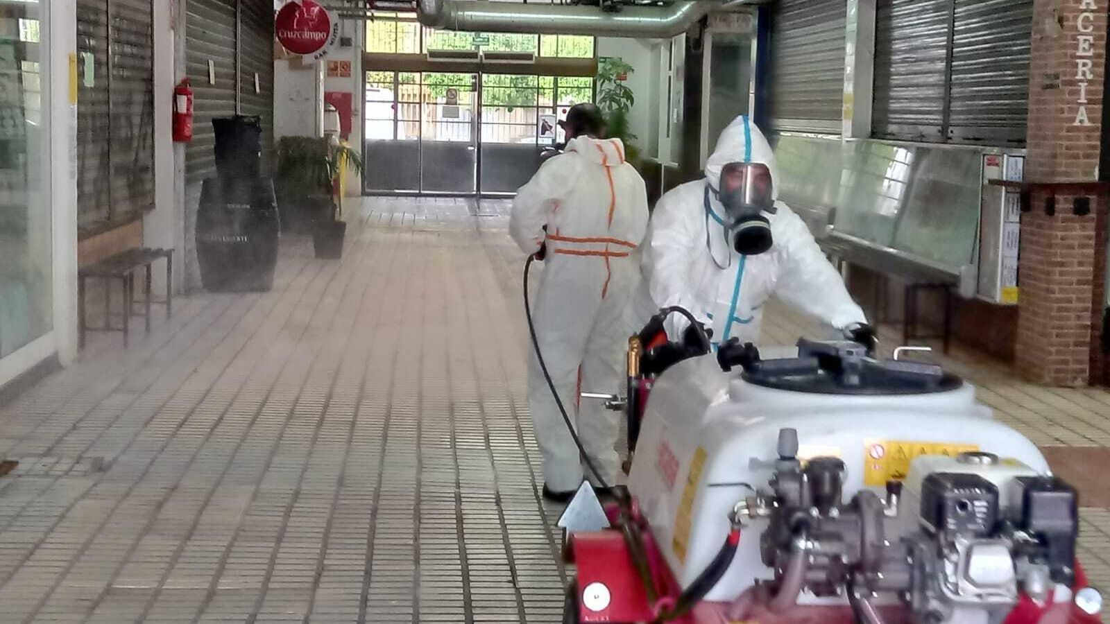Tareas de desinfección en un mercado.