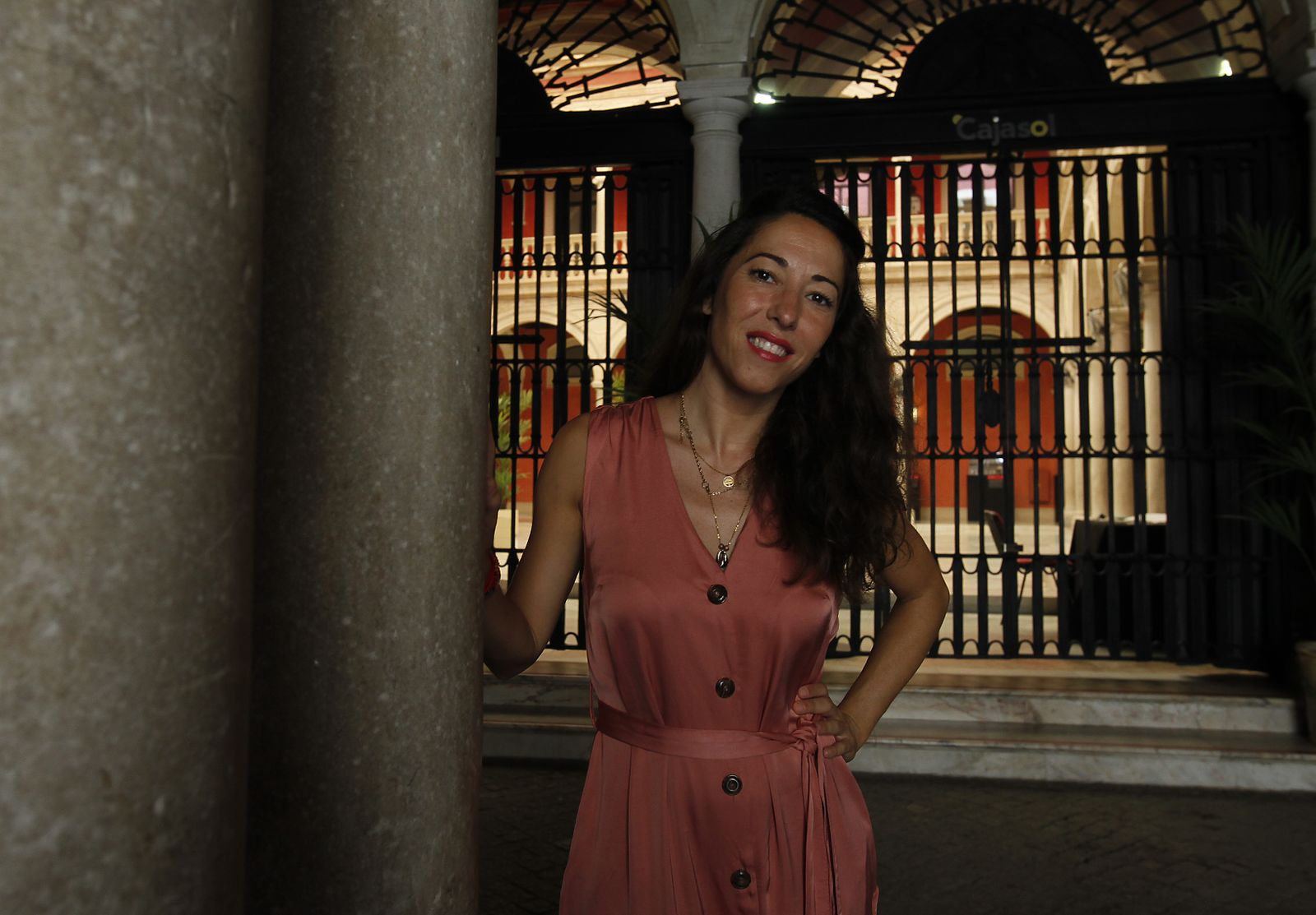 La intérprete y coreógrafa Ana Morales en el patio de la Fundación Cajasol.