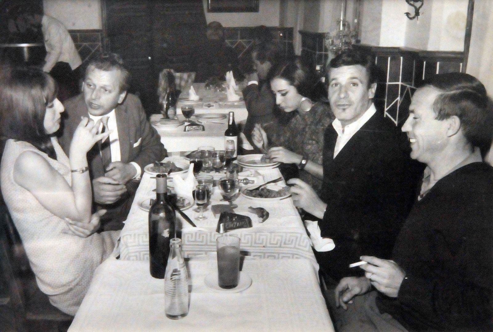 Actores cenando en el restaurante Sevilla. Paco Rabal mirando a la cámara.