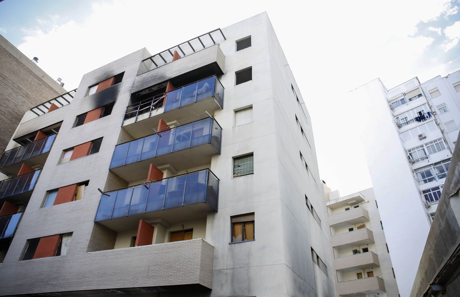 El edificio, ayer, con la fachada negra por el humo.