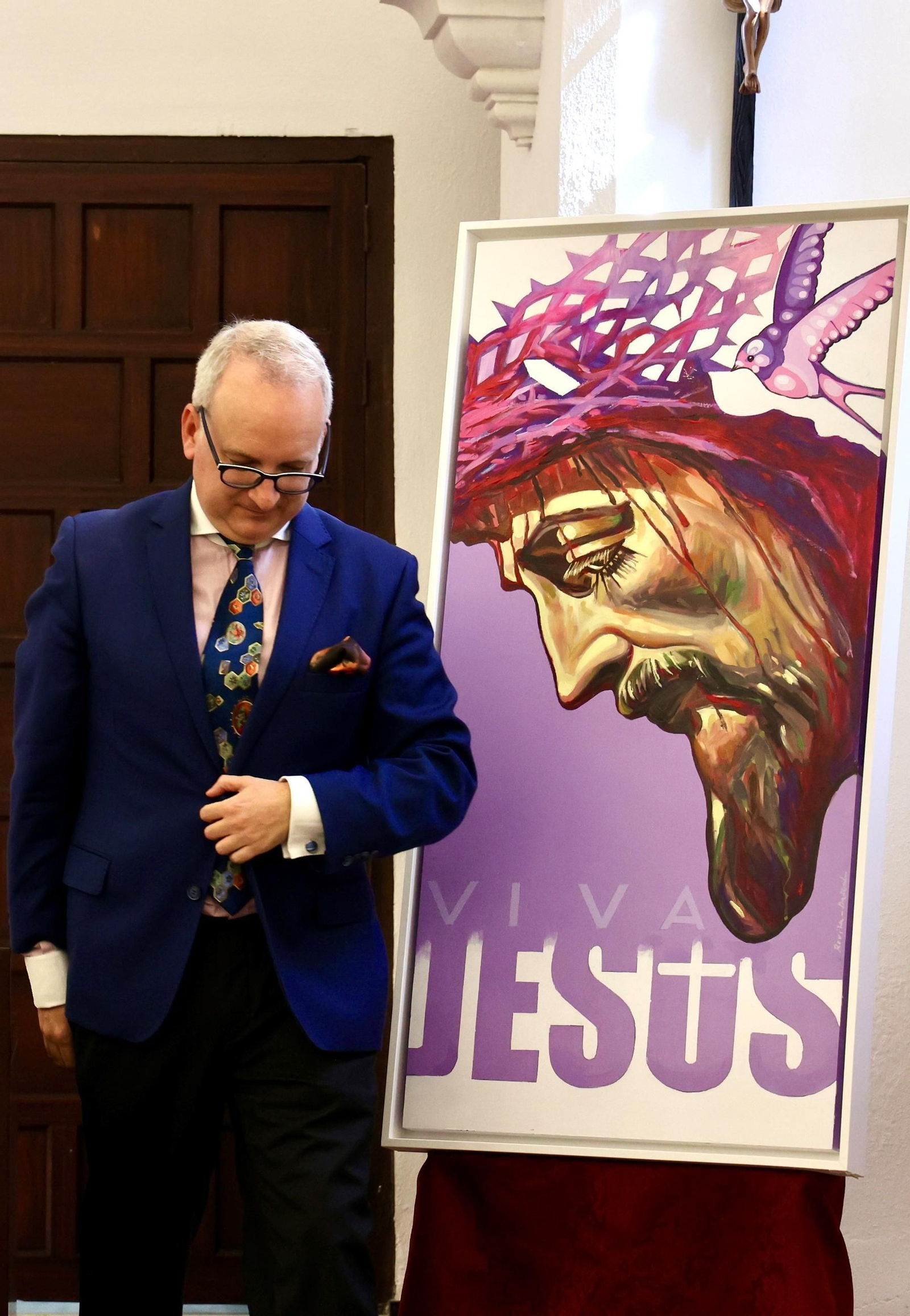El periodista Diego J. Geniz, asesor artístico de la Hermandad de Jesús, junto al cartel.
