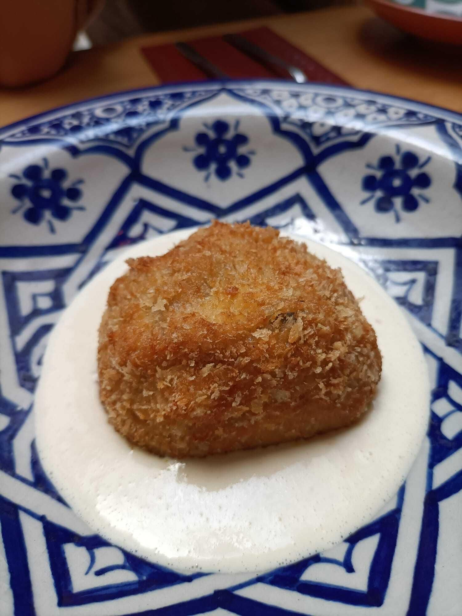 Bomba de bacalao, gamba blanca de Huelva y alioli de lima y limón