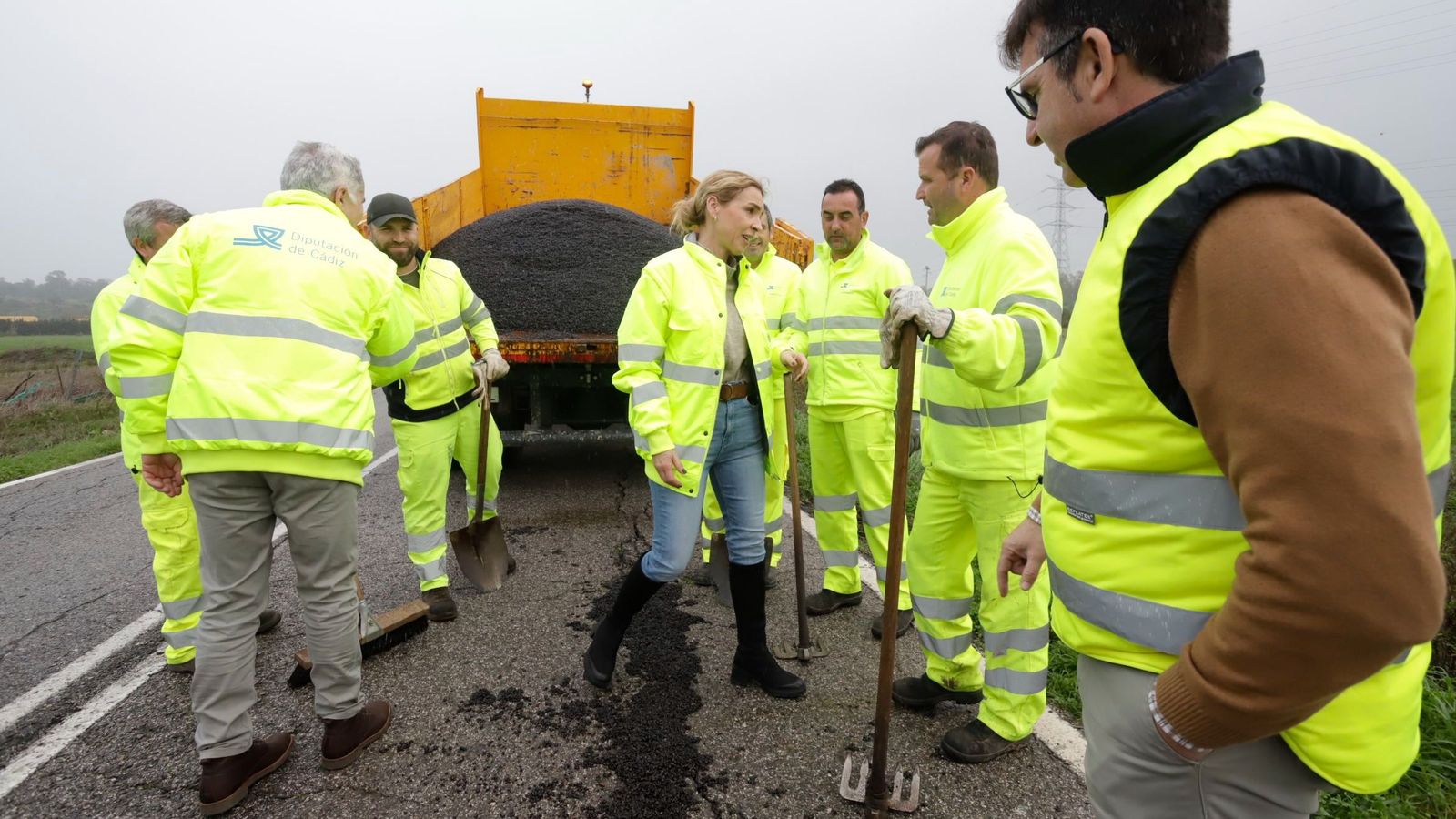La presidenta de la Diputación de Cádiz, Almudena Martínez, se desplazó este martes al Campo de Gibraltar para revisar el estado de diferentes carreteras de la red provincial, comenzando en la CA-9208, carretera de El Cobre.