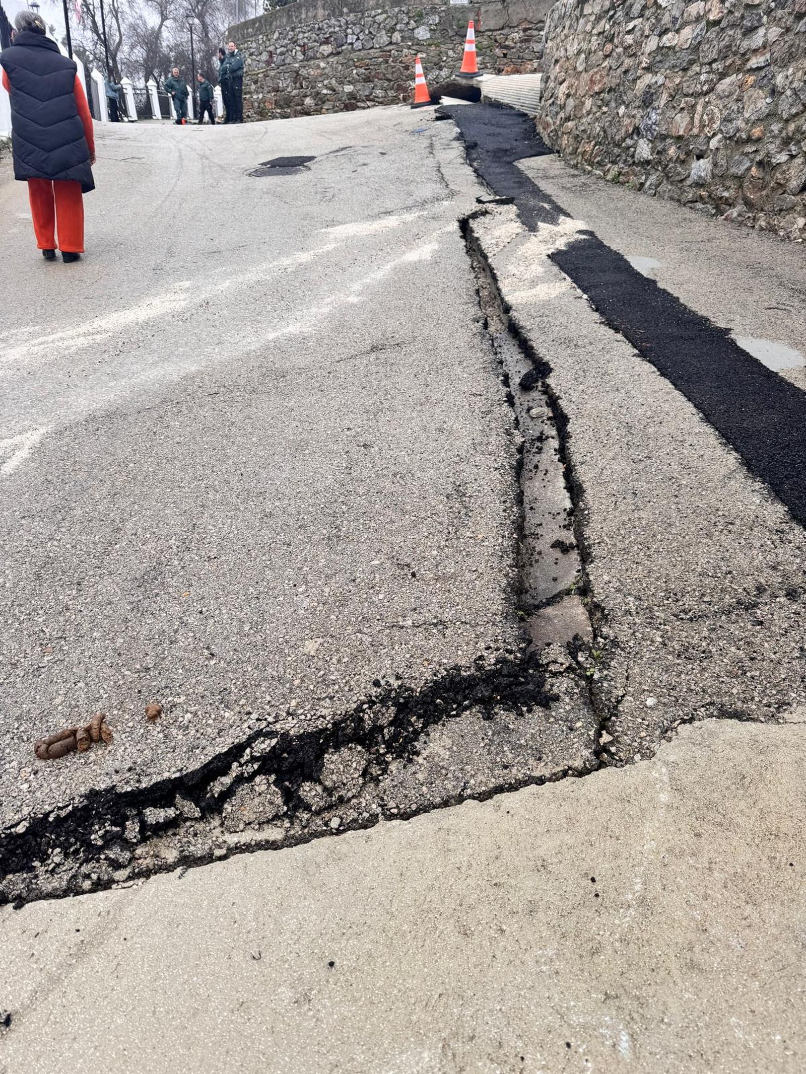 Han aparecido grietas en diferentes puntos del municipio.