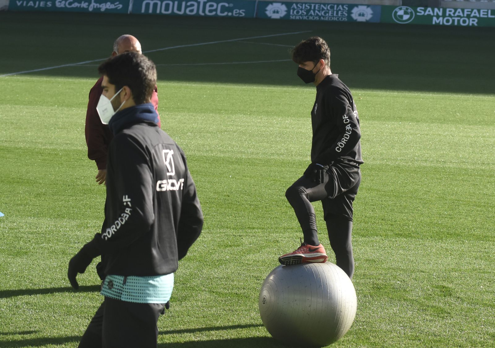 El regreso al trabajo del Córdoba CF tras el parón navideño, en imágenes