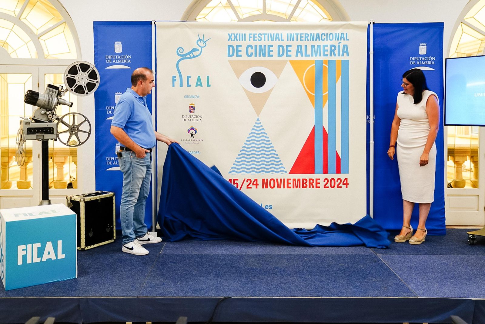 Enrique Iznaola y Almudena Morales descubriendo el cartel de la edición de FICAL de este año.