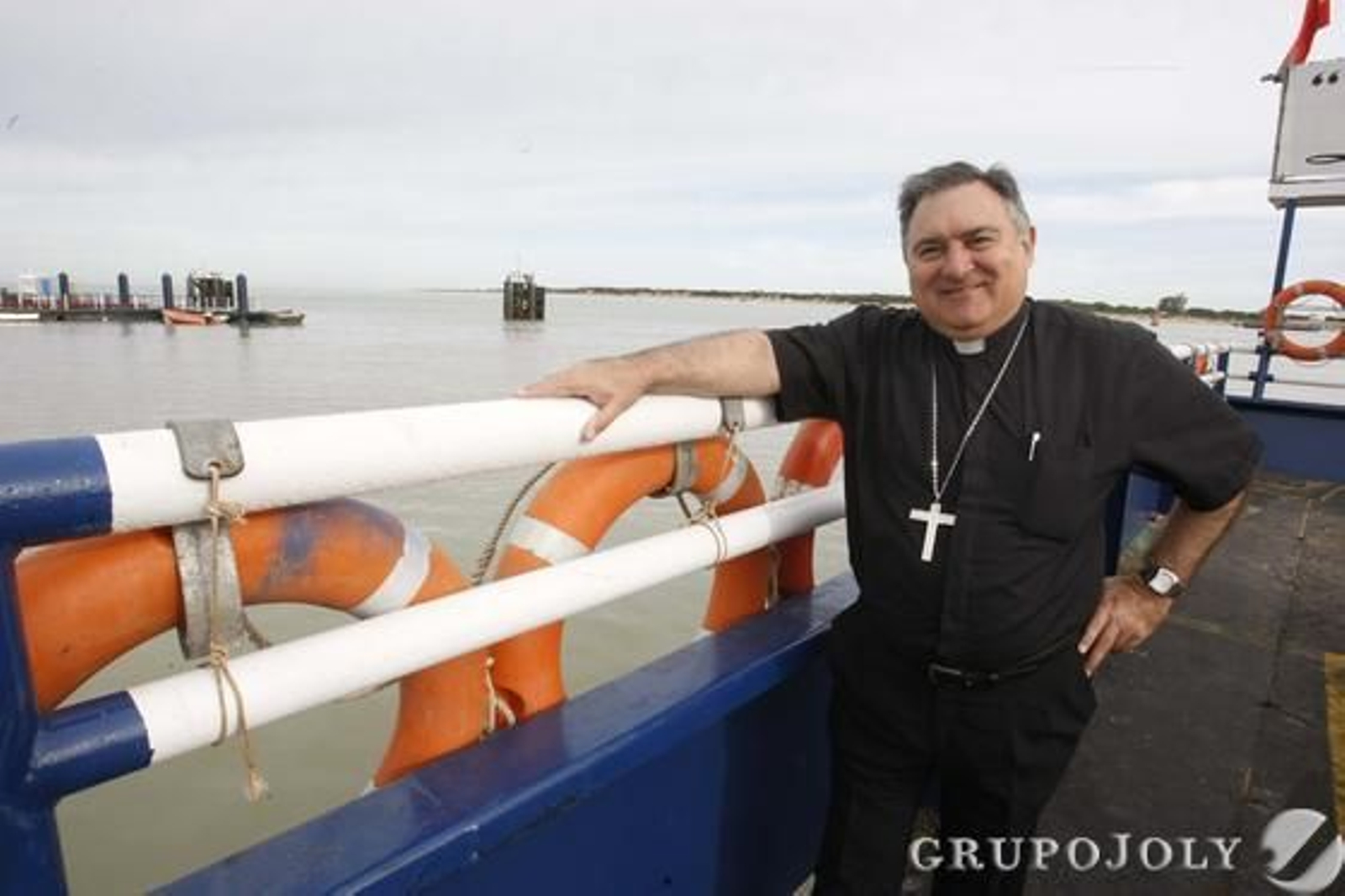 José Mazuelos, en una de las barcazas que cruzan hasta Doñana.

Foto: Pascual