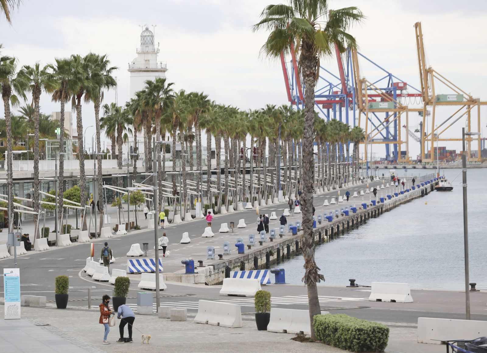 El Muelle Uno tras la primera semana de cierre de comercio y hostelería en Málaga capital